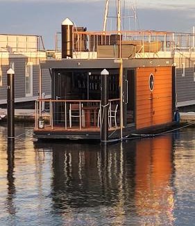 Knieper Nord Boat Rental | ÖKO Budget Hausboot Retreat Morgenrot