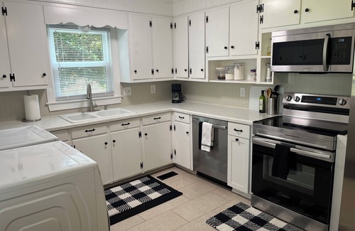 Greenville House | 1.2 Miles from ECU Campus just off 10th, Fully equipped 3Bed/2Bath House.