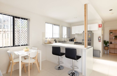 Sunnybank Apartment | 1 Bdr Apt! Train! Parking! Restaurants! 3144D1