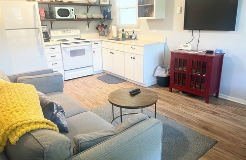 Union Pier Cottage | 1 bed/1 bath, 1.5 blocks to beach/town, dog friendly, fenced yard