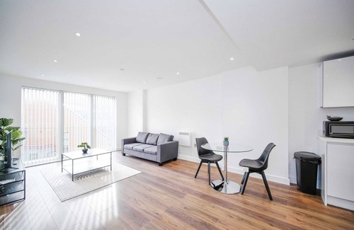 Bracknell Apartment | 1 Bed Bracknell Near Ascot with parking.