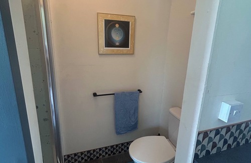 Hollywood Cabin | 1 bed Eco retreat for couples & singles. Pet friendly. Sauna & outdoor shower.