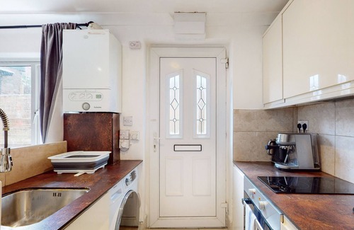 Friern Barnet Apartment | 1 Bed Flat in Arnos Grove Near Alexandra Palace