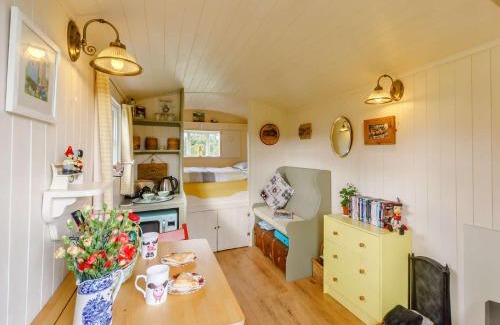 Wing House | 1 Bed in Easton 56742