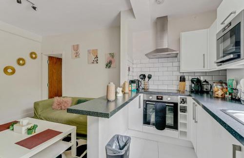 Turnham Green Apartment | 1 bed Sanctuary - 1-Min Tube, London Fashion Week 30min