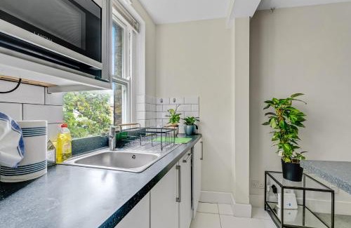 Turnham Green Apartment | 1 bed Sanctuary - 1-Min Tube, London Fashion Week 30min