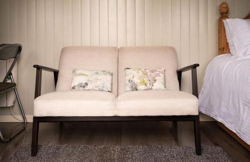 Omagh House | 1 Bed Shepherds Hut-Sleeps 2-Free Parking-Mtn View