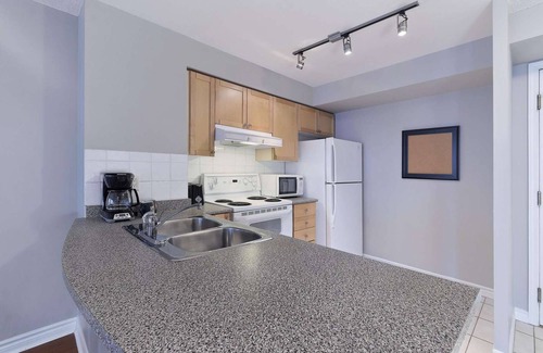 Hurontario Apartment | 1 Bedroom/1 Bathroom Suite