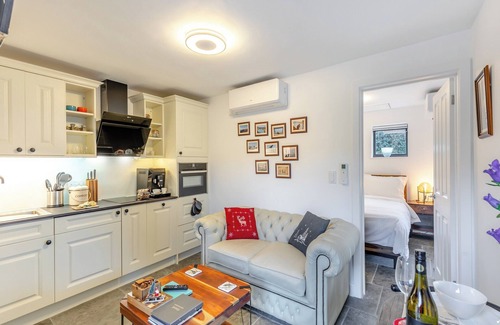 Northway Cottage | 1 bedroom accommodation in Coombe Hill, near Tewkesbury