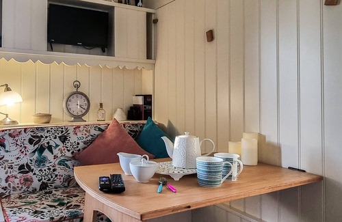 Southwater Cabin | 1 bedroom accommodation in Southwater, near Horsham