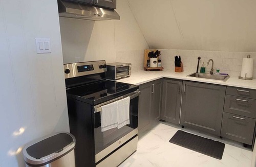 Elizabeth Apartment | 1 bedroom apt 10 mins to EWR and 30 mins to NYC