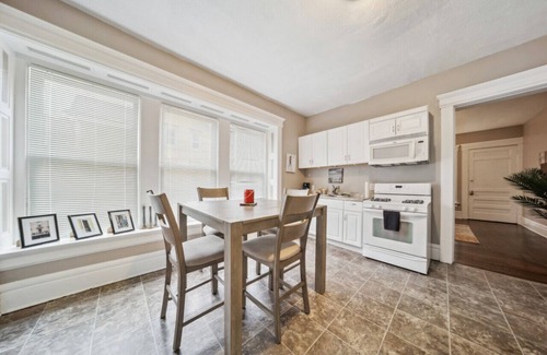 Highland Square Apartment | 1 Bedroom Apt in Central Akron - recently remodeled, Highland Square area, Smart TVs