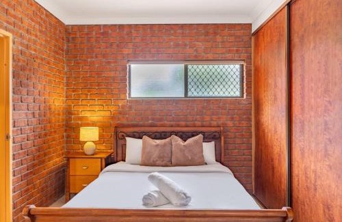Robertson House | 1 Bedroom Comfy Unit Sleep close to mall and bus