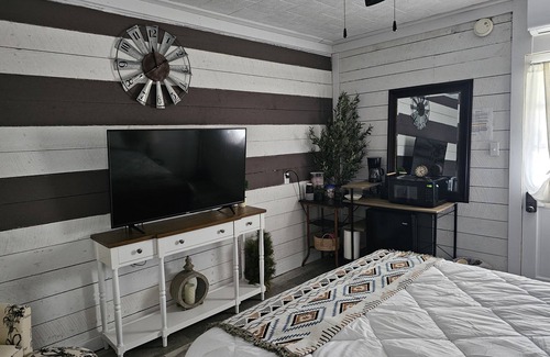 Eminence Other | 1-bedroom farm stay just 6 minutes to Ozark National Scenic Riverways