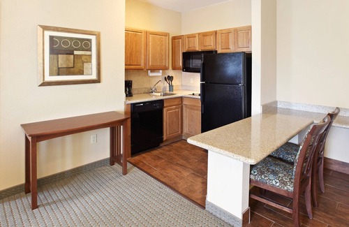 Rogers Condo | 1 Bedroom | Free Breakfast 24-hour business center