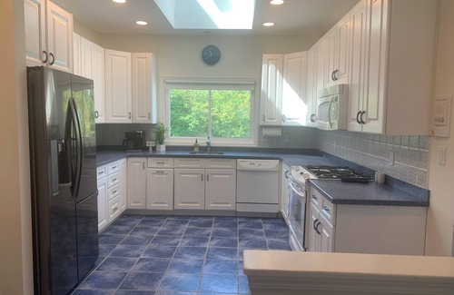 Forest Grove House | 1-bedroom guesthouse with sunroom and gas fireplace on Bloom Farm in Doylestown