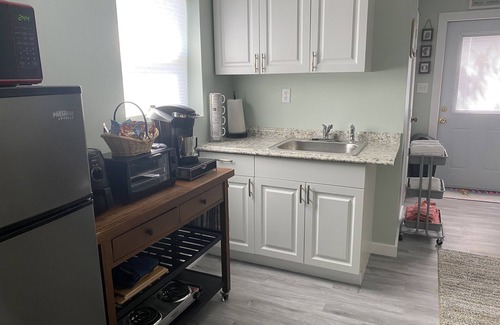 Lake Worth Corridor Cottage | 1 Bedroom House,Fenced Backyard, Private Patio, Firepit, Grill, Driveway Parking