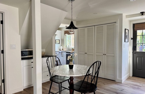 South Glastonbury Apartment | 1 Bedroom in Historic Glastonbury Center off Main St!