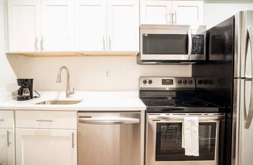 West Side Apartment | 1 Bedroom in Jersey City. Easy Access to NYC