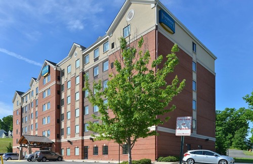 Aquia Harbour Condo | 1 Bedroom | Shared Indoor Pool + Business Center