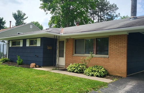Old North Columbus House | 1 bedroom sleeps 4, private bathroom OSU, free parking, wi-fi, washer/dryer