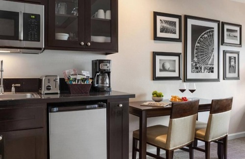 Southeast Anaheim Apartment | 1 Bedroom Suite @ Peacock Suites April 5th - 12th. Enjoy Disney land!