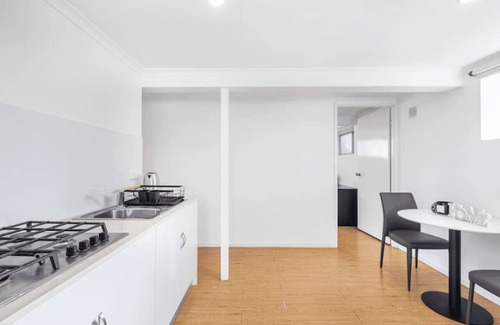Macgregor Apartment | 1 Bedroom Unit near highway/transports & shops