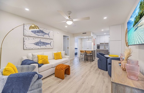 Old Naples Condo | 1 Block to Beach, heart of Old Naples, renovated fall ’23, Perfect Location