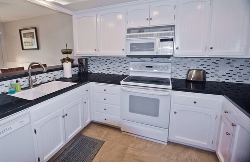 Townsite Condo | 1 Block to Beach, Newly Renovated 2/2 Beach Resort Condo w/private patio & pool
