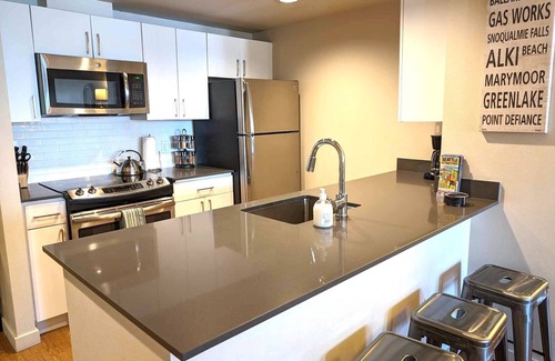 Downtown Seattle Apartment | 1 Block to Pike Pl Market ~ View Balcony ~ Best Location in Seattle - HUGE unit!