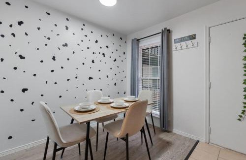 West Campus Apartment | 1 Br Apt Next 2 Downtown - Cozy