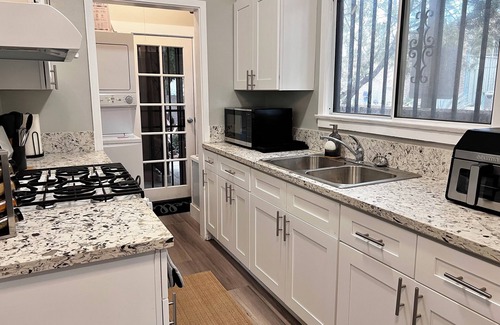 East Hollywood Apartment | 1-BR Retreat in East Hollywood – Prime Location!