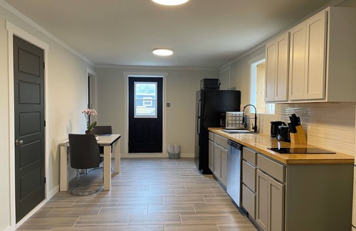 Terra Nova Apartment | 1 BRM suite w/kitchenette + hot tub + air conditioning- free off street parking