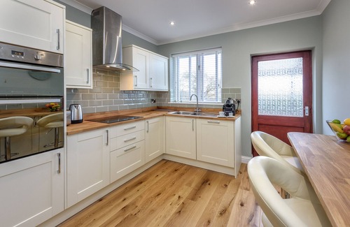 Tudweiliog House | 1 Bro Dwylan - Three Bedroom House, Sleeps 6