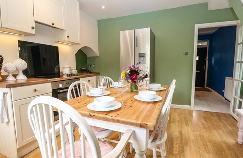 Selborne Cottage | 1 FORESTERS REST, romantic, with a garden in Selborne