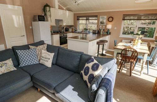 Narberth Cottage | 1 HORNBEAM LODGE, family friendly, with hot tub in Narberth