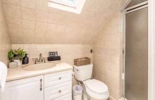 Weinland Park House | #1 Location ~ Hot Tub ~ Game Room ~ 5 King Beds!