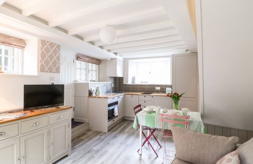 Stow-on-the-Wold Cottage | 1 MANOR COTTAGE, pet friendly, with a garden in Stow-On-The-Wold
