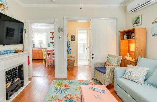 Galveston House | 1 Mi to Beach Colorful Cottage in Galveston!