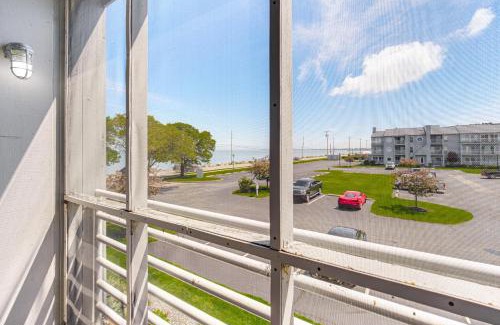 Port Clinton Apartment | 1 Mi to Ferry Port Clinton Condo with Beach View!
