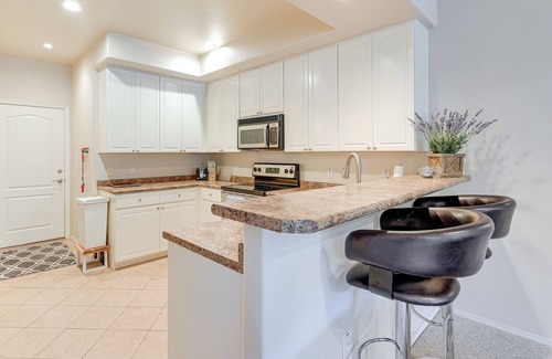 Fox Crossing House | 1 Mi to Golf: Lake-View Condo w/Pool in Chandler!