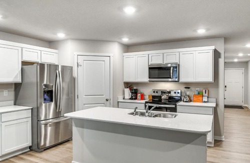 Waukee House | 1 Mi to Golf Quiet Waukee Home with Fireplace!