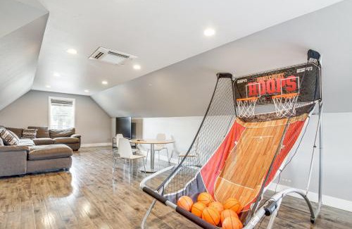 Lakeside House | 1 Mi to Oregon Dunes Quiet Getaway with Deck