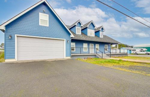 Lakeside House | 1 Mi to Oregon Dunes Quiet Getaway with Deck
