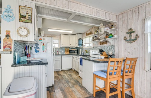 Surfside Beach House | 1 Mi to Surfside Beach: BBQ-Ready Home in Freeport