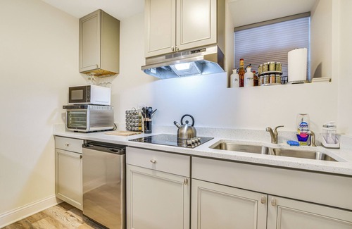 Grand Boulevard Apartment | 1 Mi to University of Chicago: Urban Escape!