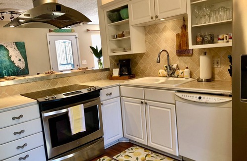 Englewood House | <1 MILE MANASOTA BEACH/NORTH ENGLEWOOD Boutiquey Home loaded with amenities!