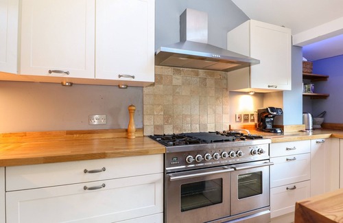 Godalming Cottage | 1 NORTHSIDE COTTAGES, pet friendly, with pool in Godalming