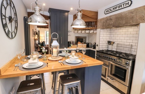 Holmfirth Cottage | 1 OAKLEYS, family friendly, luxury holiday cottage in Holmfirth