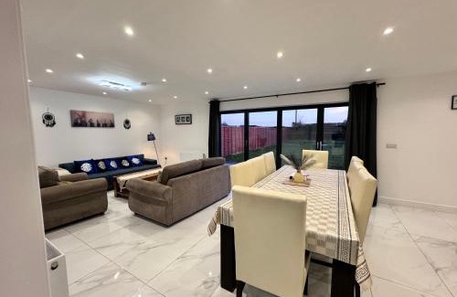 East Grinstead House | 1 Orchard Farm Cottages Sleeps 10, Open plan Kitchen & Large Garden